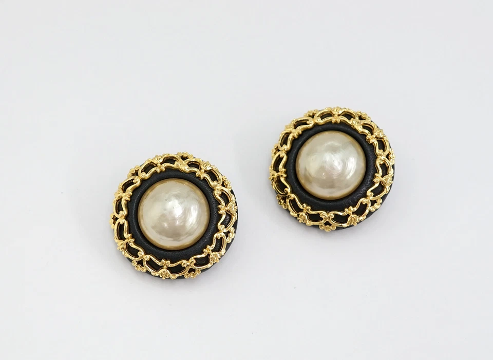CHANEL Leather Filigree Large Round Clips Earrings Gold Tone 26 Auth w/Box u1058 Foto 3 de 4
