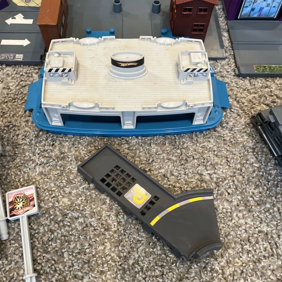 HUGE Hot Wheels Mega City 2007 With Accessories 16 City Blocks and Boat!  - Image 3 of 4