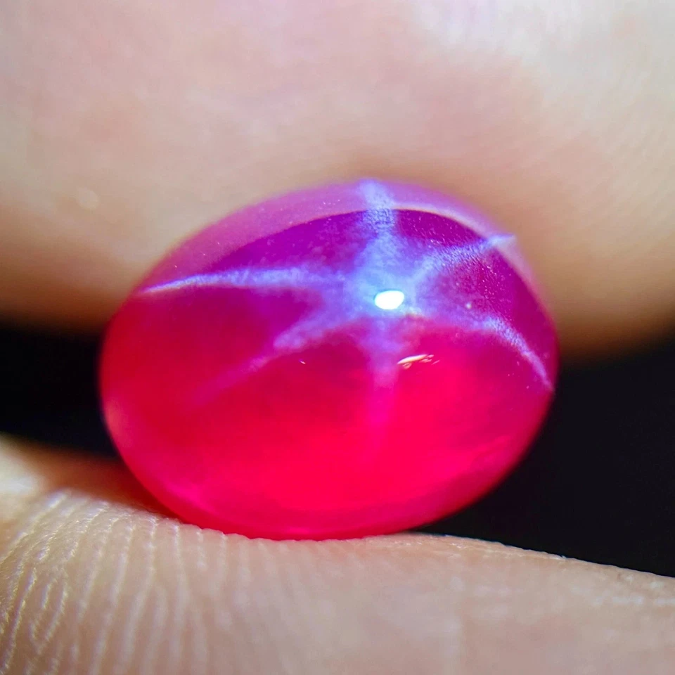PEDRA PRECIOSA CABOCHÃO OVAL 6 RAIOS ESTRELA POMBO VERMELHO SANGUE 6,77 CT ESTRELA RUBI CHATHUM - Imagem 4 de 4