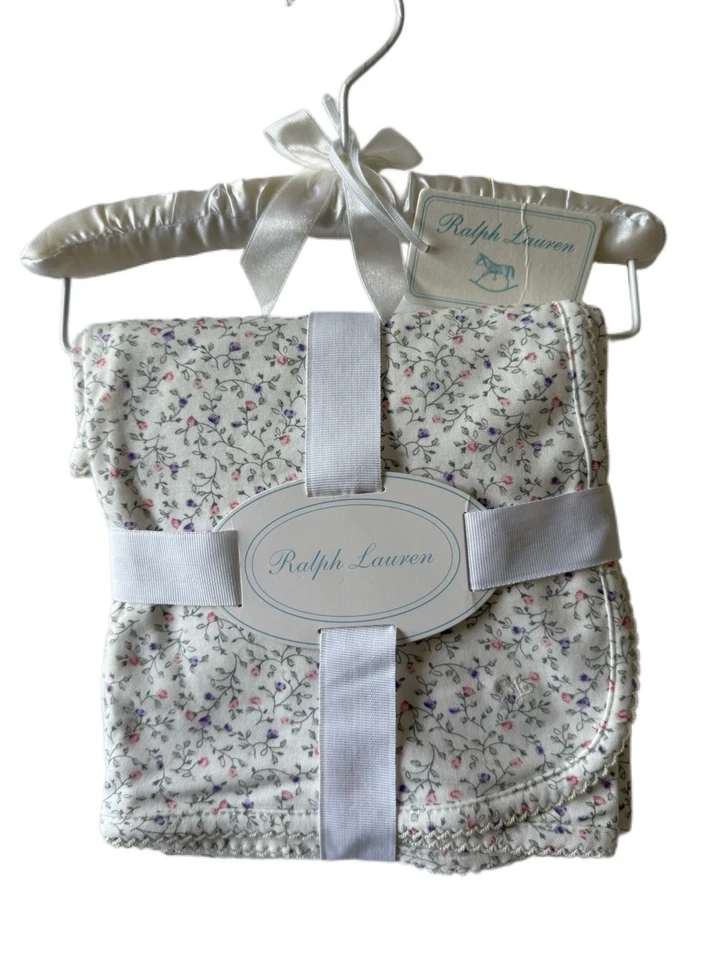 Ralph Lauren Delicada Manta Floral con Gorra a Juego y Percha de Satén Set de Regalo Foto 3 de 4
