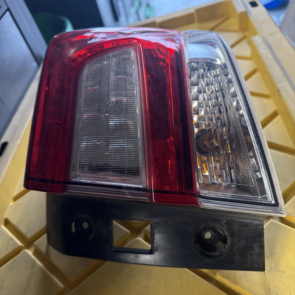 Luz trasera derecha Subaru Crosstrek 2015/19 OEM usada viene con cableado y bombillas Foto 3 de 4