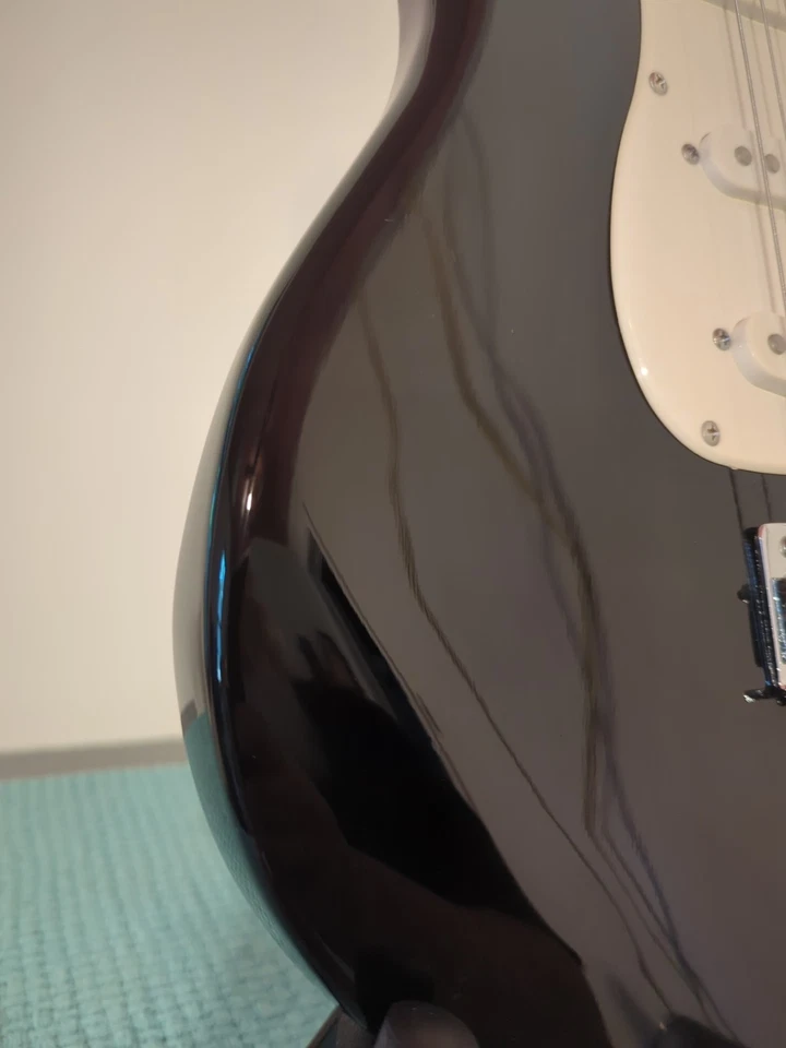 Behringer Stratocaster - Guitarra eléctrica negra con estuche Foto 4 de 4