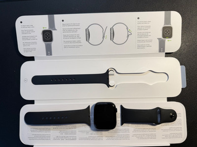 Apple Watch Series 8 45mm Mitternacht Aluminiumgehäuse mit Sportarmband, Regular