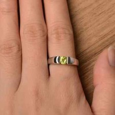 Rundschliff Peridot Ehering Sterlingsilber halbe Lünette Fassung August Geburtst