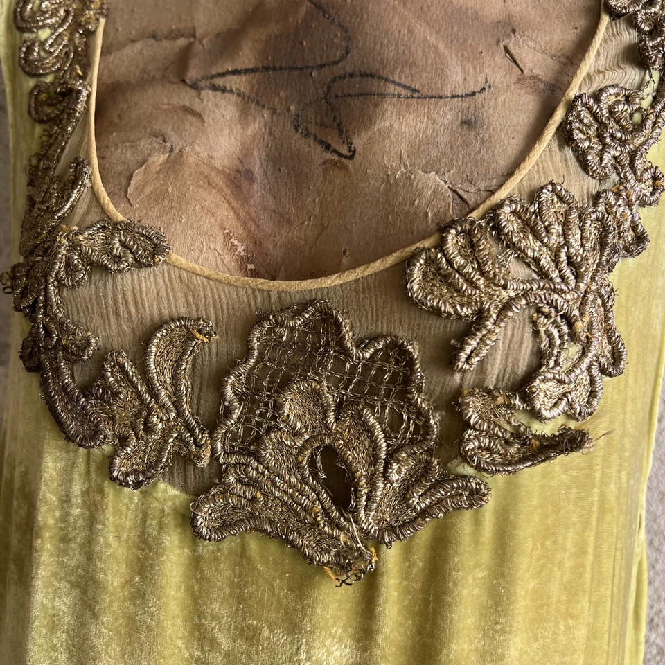 Antiguo Vestido de Terciopelo de Seda Verde Absenta Años 20 Dorado Metálico Bordado Encaje Foto 4 de 4