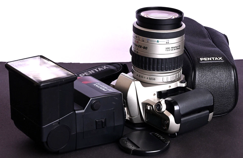 Pentax MZ L 35mm Film AF SLR c/w smc Pentax FA 28-80mm Lens & AF400FTZ Flash Kit - Image 2 of 4