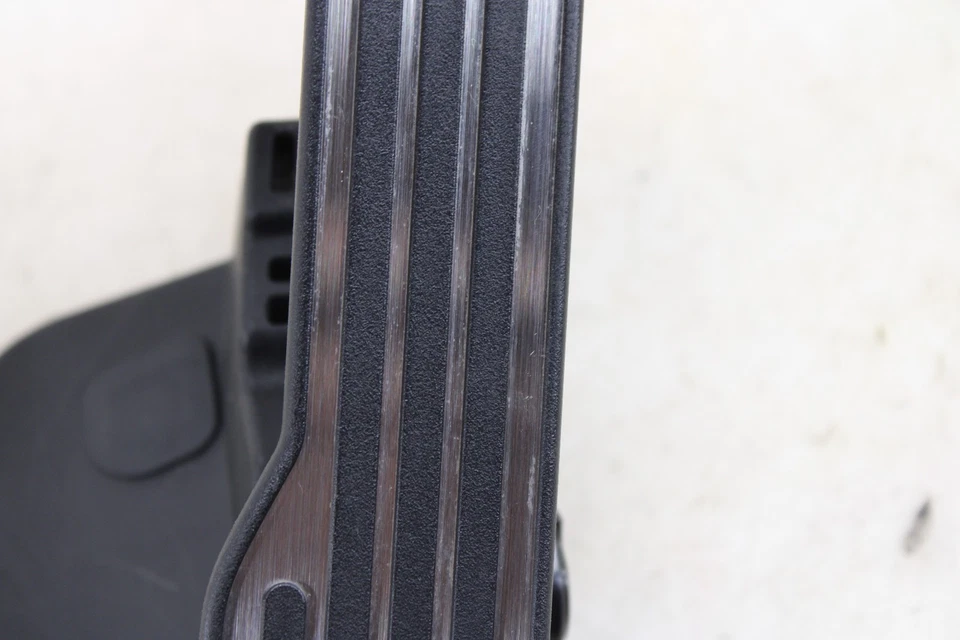 2014-2019 Chevrolet Corvette Accelerator Pedal 22936178 OEM MM43 - Image 3 of 4