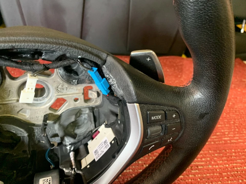 Volante deportivo BMW F30 F22 F32 COSIDO ROJO CON PALANCAS DE CAMBIO FABRICANTE ORIGINAL 88MK Foto 2 de 4