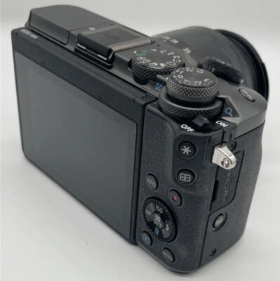 CANON EOS M6 digital camera kit w. 15-45mm lens / flash made CANON EOS M6 digital camera kit w. 15-45mm lens / flash made