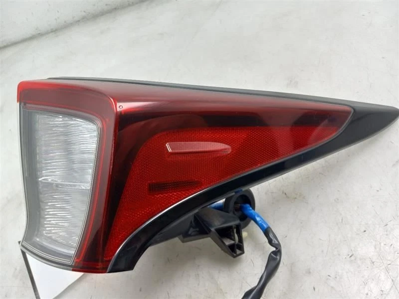 LUZ TRASERA MONTADA EN CUARTO LADO PASAJERO TOYOTA PRIUS 19-22 Foto 4 de 4