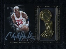 2014-15 National Treasures NBA Champions Signatures 9/49 Clyde Drexler Auto 12kd