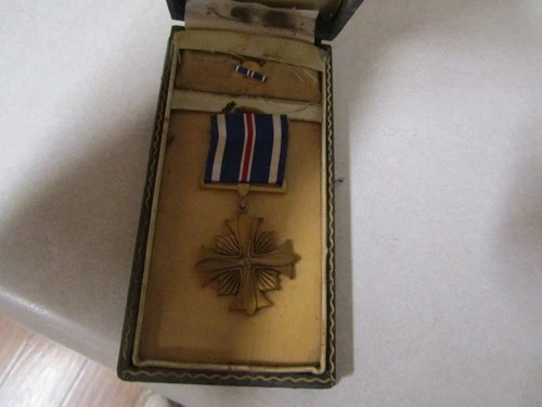 US MILITARY INSIGNIA MEDAL IN ORIGINAL BOX WW2 ERA DISTINGUISHED FLYING CROSS