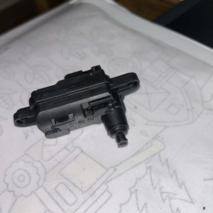 Für VW Audi Seat Skoda Stellmotor Stellelement Tankklappe Tankdeckel 8V0862159