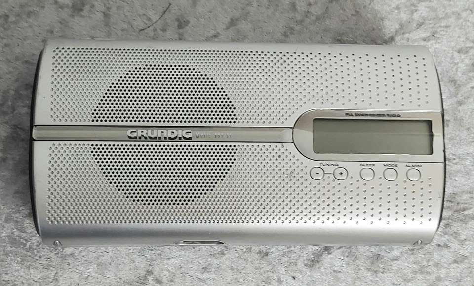 RADIO GRUNDIG MUSIC BOY 51 TRAGBAR RADIOWECKER VINTAGE SILBER