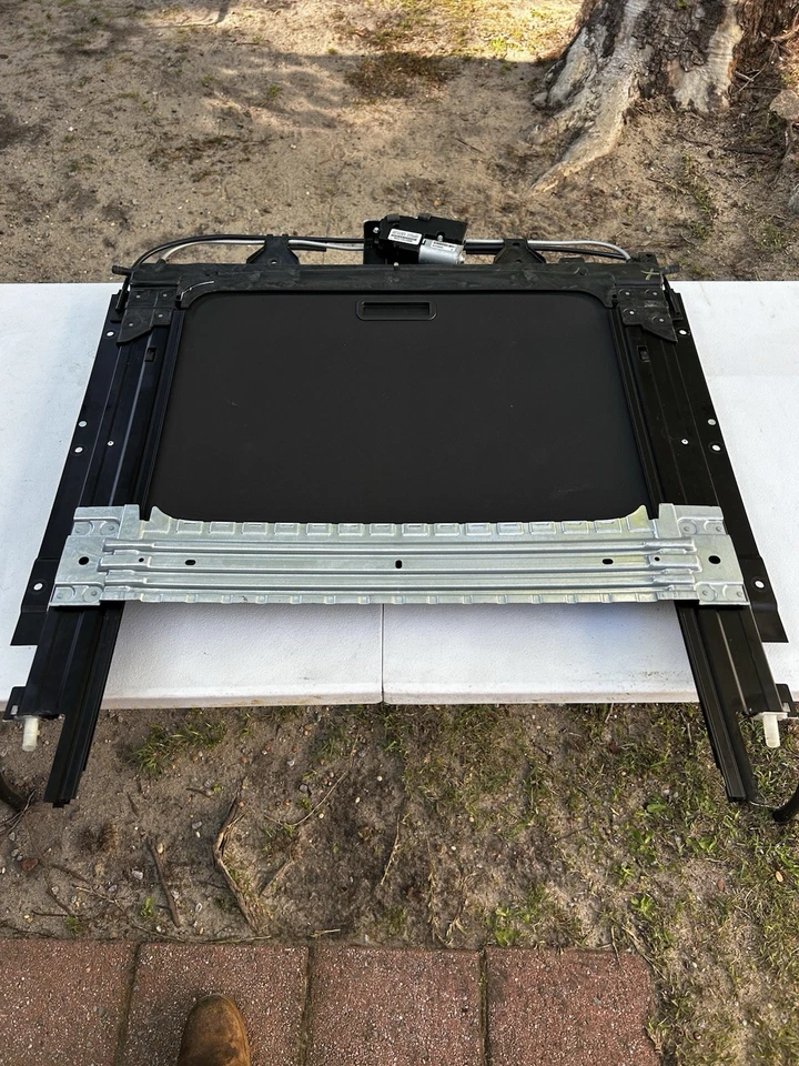 Chevy Camaro SS 2016-2024 montaje de techo corredizo panel de vidrio techo corredizo OEM Foto 2 de 4