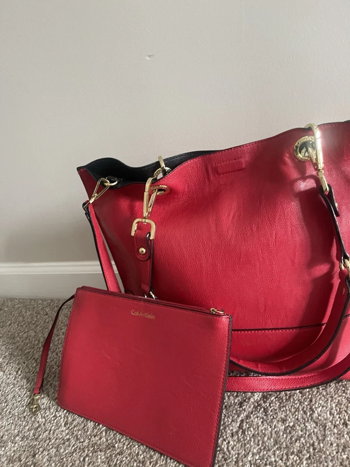 Bolsa tote Calvin Klein feminina Sonoma vermelha - reversível. US$ 60 - Imagem 3 de 4