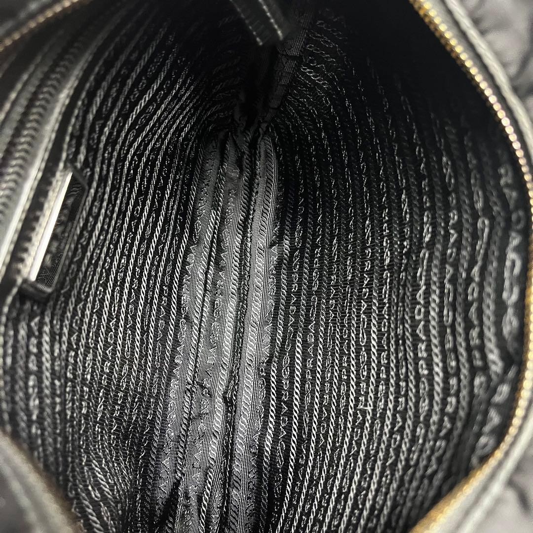 Current model, beautiful condition Prada shoulder… - image 9