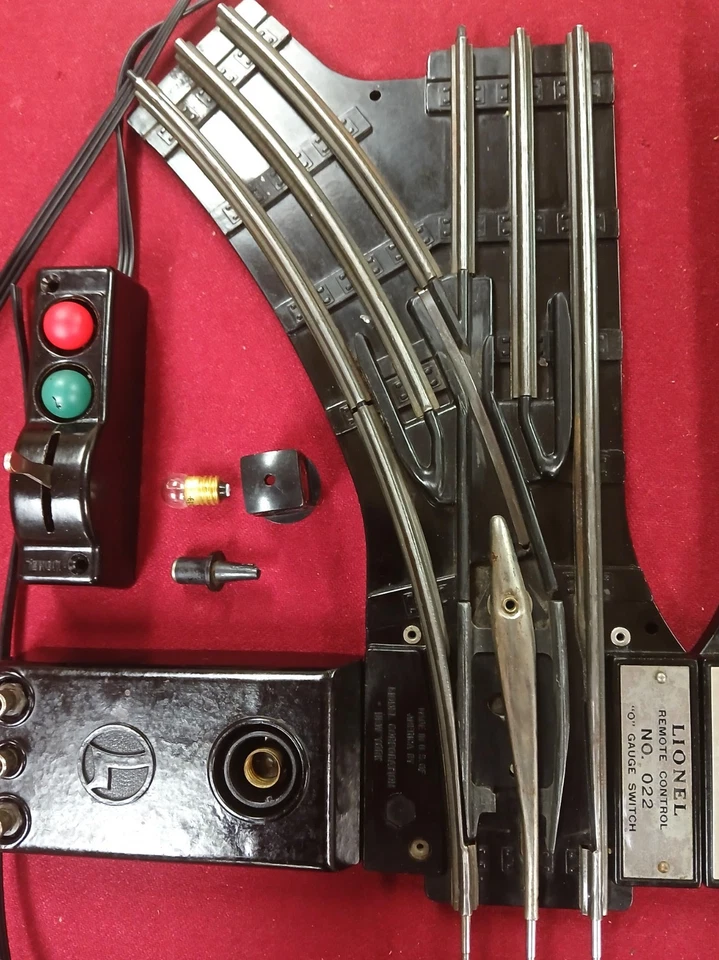 Lionel 022 Remote Controlled Switches, Left and Right Hand - Image 3 of 4