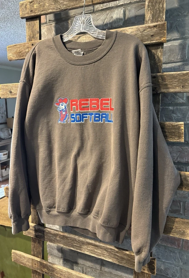 Sudadera De Colección Ole Miss Rebels Coronel Reb SOFTBOL 50/50 Gildan Pesada GRANDE Foto 3 de 4