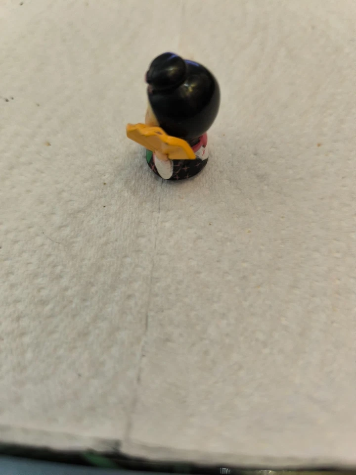 Mini Figurine Japonaise avec éventail - Photo 2/4