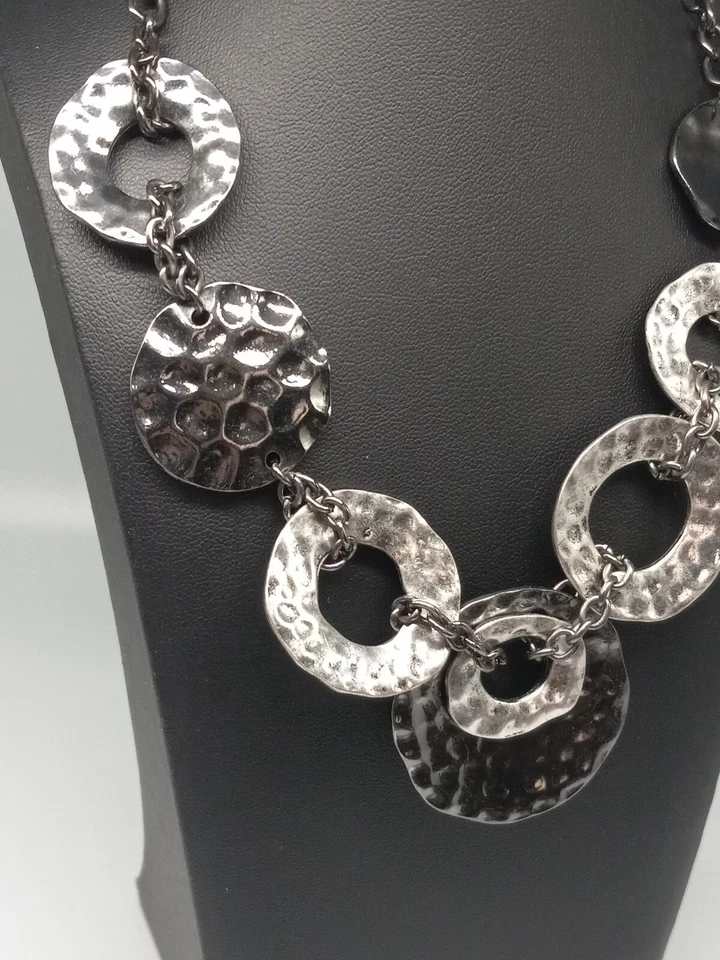 Collar Laura Ashley Gunmetal Cadena Tono Plata Discos Martillados Diseño Foto 3 de 4