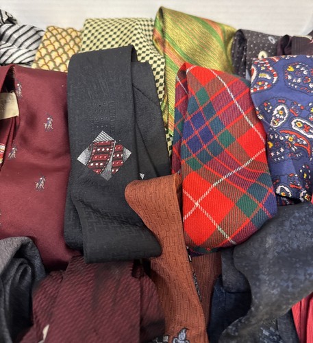 Lot of 30 Men’s Neck Ties For Wear Or Crafting Quilting Projects Bulk Neckties - Picture 4 of 7