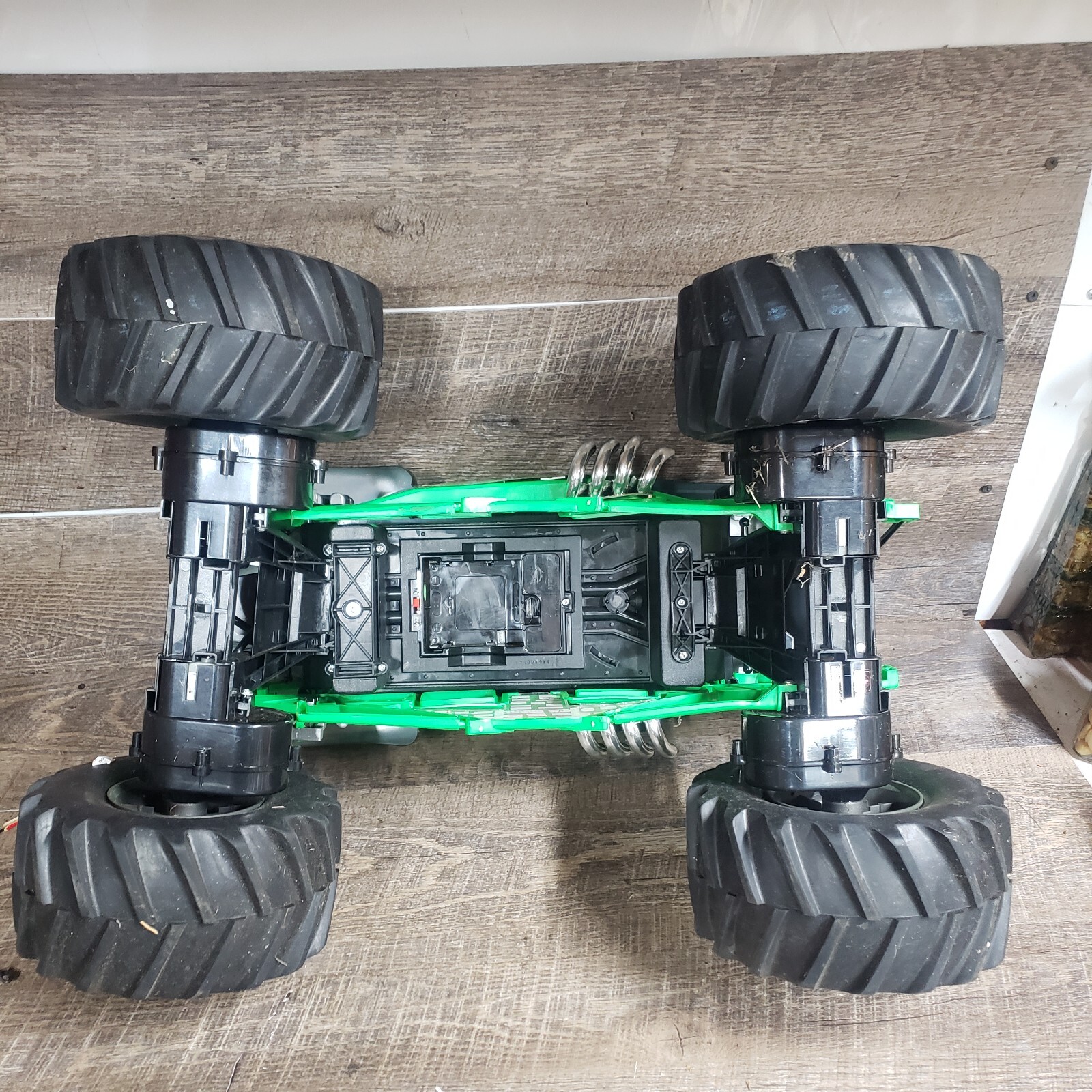 Grave Digger 18 Scale 12.8 Volt Battery Charger Remote Control Car New