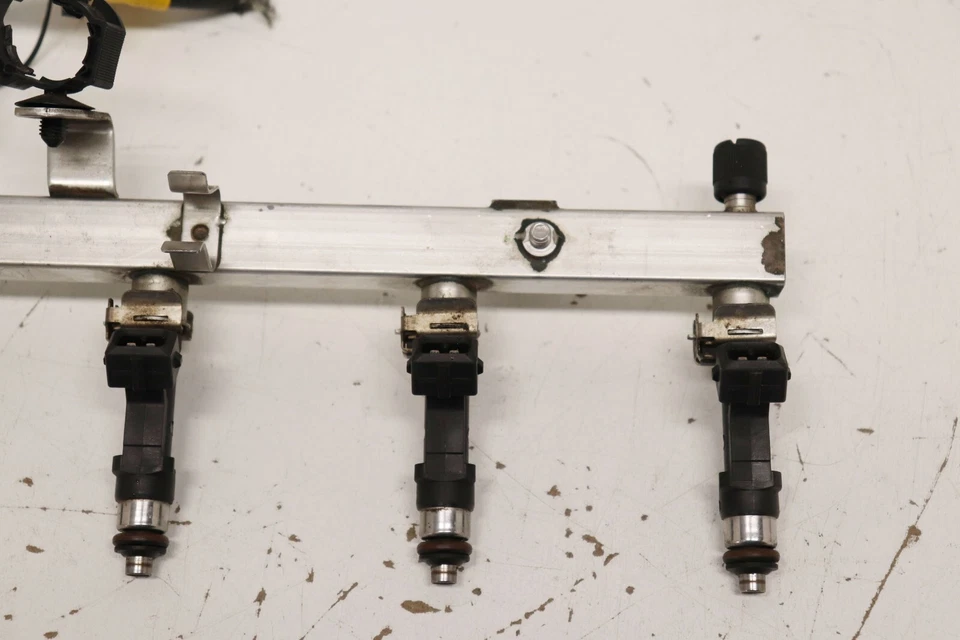 F20926 2011-2014 Chevrolet Cruze riel de combustible con inyector juego de 4 1,4 L 55565971 Foto 3 de 4