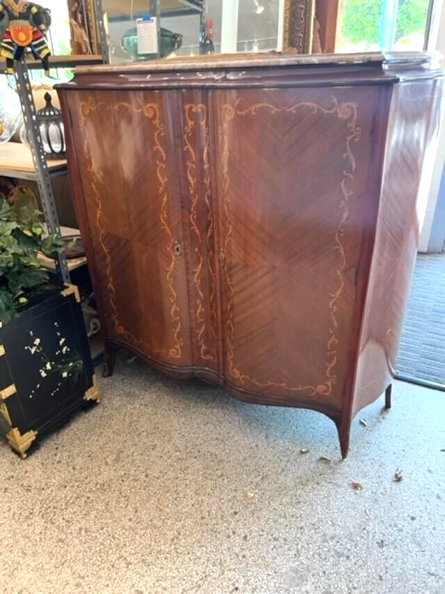 Armario francés de finales del siglo XIX Luis XV de nogal con tapa de mármol Foto 3 de 4