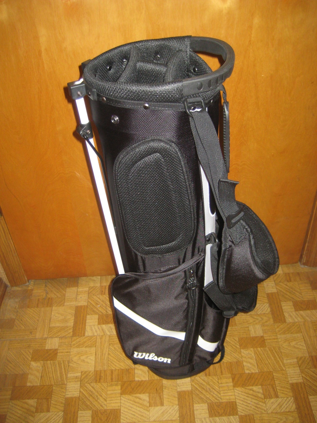 BRAND NEW  Wilson Quiver QS  stand bag  Black /  White