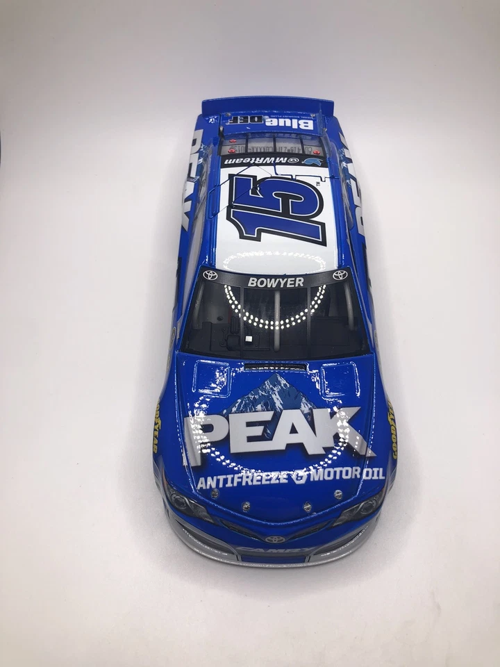 Clint Bowyer #15 PEAK Antifreeze 2014 Toyota Camry 1/24 NASCAR Diecast - Image 3 of 4