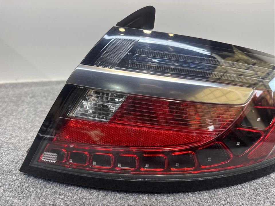 2010-2011 Saab 9-5 Passenger Right Rear Outer Tail Light RH 12776358 Crack - Image 2 of 4