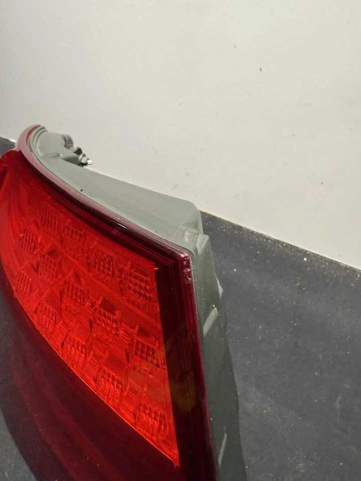 BMW 535i 2011 lado izquierdo del conductor exterior QTR luz trasera montada Foto 2 de 4