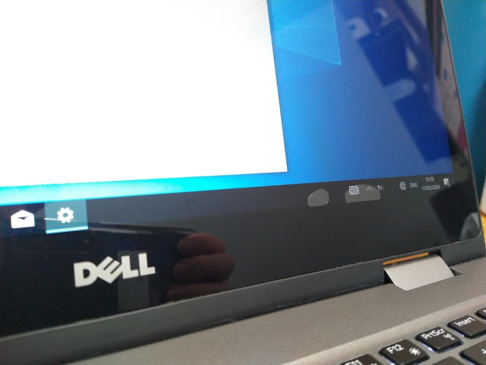 Dell Inspiron P58F i5-7200U 8GB RAM 256GB *BUBBLES ON SCREEN* - Image 3 of 4
