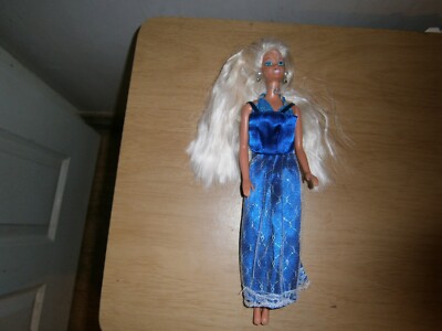 blonde Haare 1966. Bluey grünäugig. Barbie Puppe. Blaues Kleid.30cm. (D38)