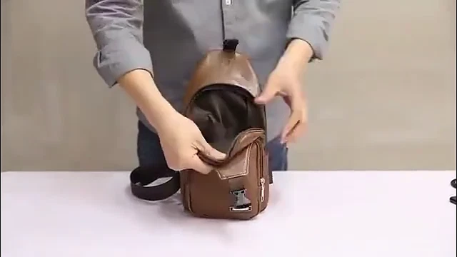 Mochila bandolera de cuero PU para hombre Riñoneras Carga USB NUEVA Foto 2 de 4