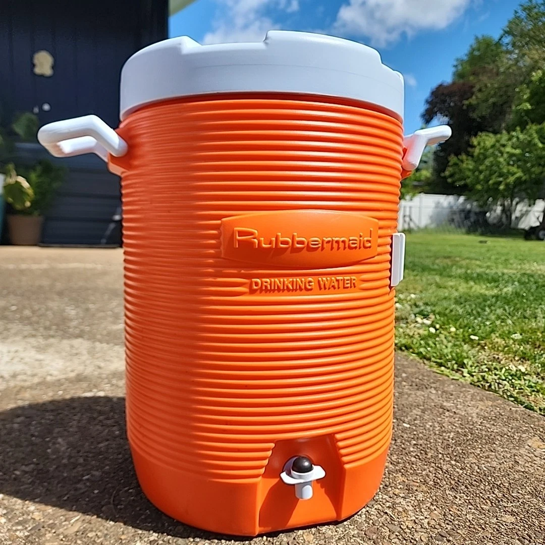 Rubbermaid 5-Gallon Heavy-Duty Beverage Cooler Dispenser Cold Drink Model 1685
Opens in a new window
