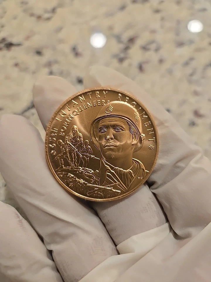 Medalla de bronce Borinqueneers del 65º Regimiento de Infantería de Estados Unidos como nueva Foto 2 de 3