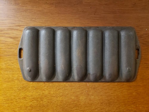 Vintage Cast Iron 7 Stick Corn Cob Cornbread Pan - Picture 2 of 2