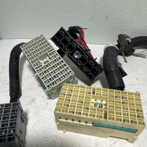 2008 2012 Chevrolet Malibu Fuse Box Relay Junction 20822695 Connector Harness - Picture 3 of 10