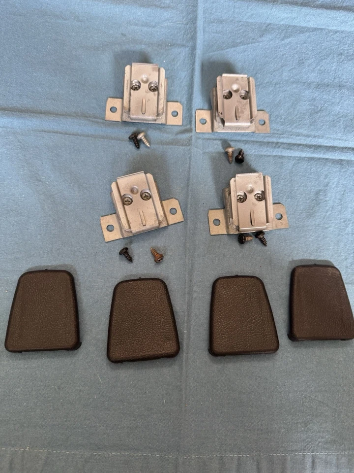 Solo Dodge Charger 1970 carrocería B interior healiner soporte cinturón seguridad plástico negro Foto 2 de 4