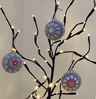 NEU 3 x SCHÖNE glitzernde handgehäkelte Weihnachtskugeln TIEFKÜHLFARBEN 70 mm 