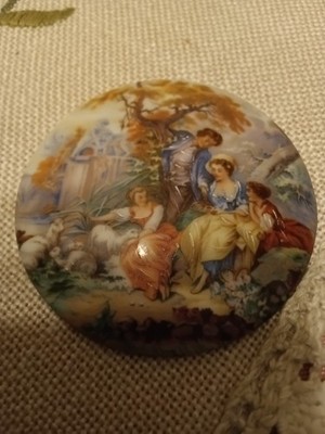 F.M. Limoges France Porcelaine Artistique Medaillon Galanterie Szene