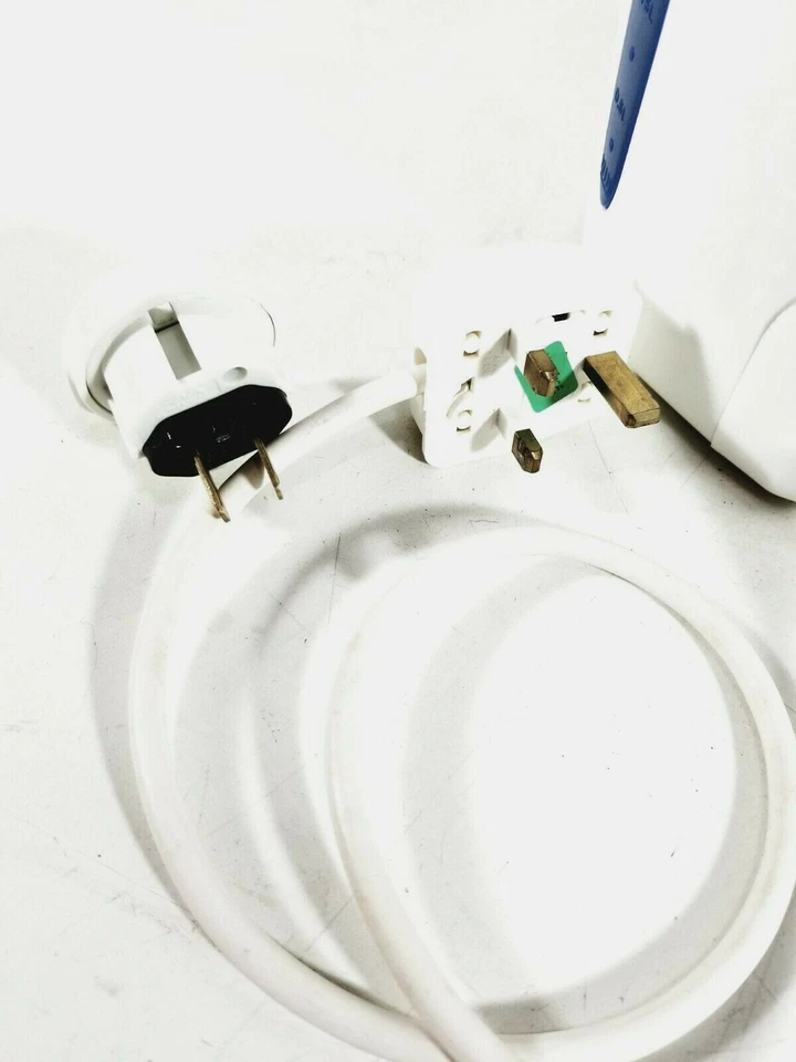 Hervidor de agua eléctrico de viaje Morphy Richards 1,8 litros blanco Reino Unido y EE. UU. A/C Power Foto 4 de 4