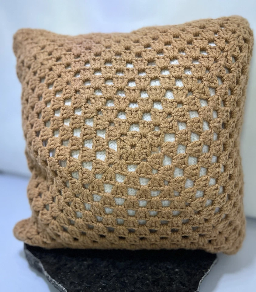ALMOHADA CUADRADA DE GANCHILLO ABUELA ROSA/MARRÓN/BLANCO HECHA A MANO Foto 3 de 4