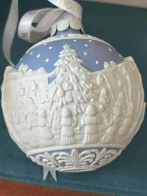 NEW in BOX WEDGWOOD 2014 CAROL SINGERS CAROLERS CHRISTMAS ORNAMENT RAISED RELIEF
