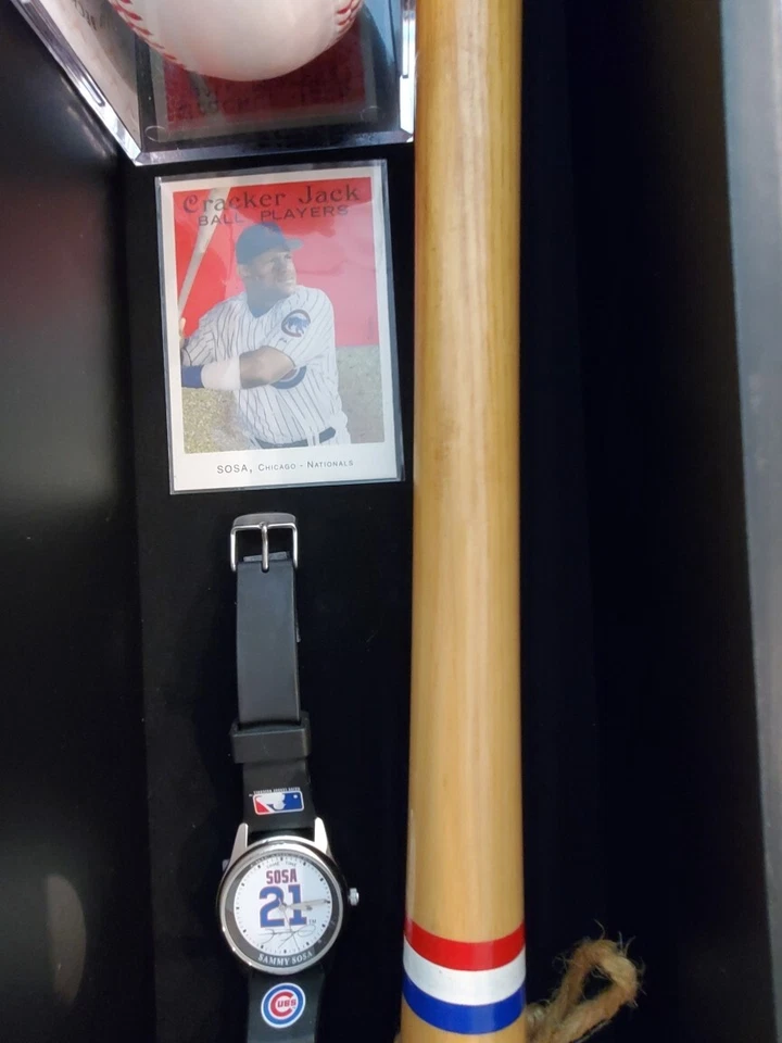 SAMMY SOSA SHADOW BOX HAND SIGNED RAWLING BASEBALL & BAT, WATCH, TOPPS #80A CARD - Image 3 of 4