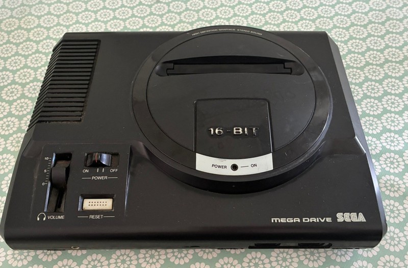 Sega Mega Drive console  1600-05