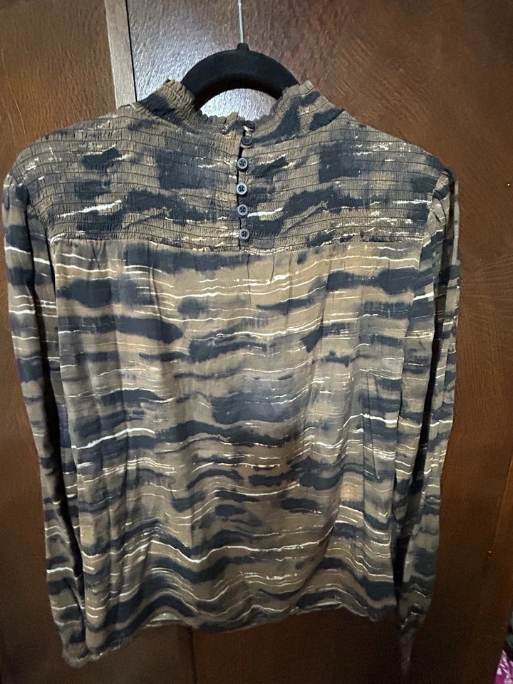Blusa de tela y piedra para mujer M marrón negra manga larga con volantes a rayas $98 NUEVA Foto 2 de 4