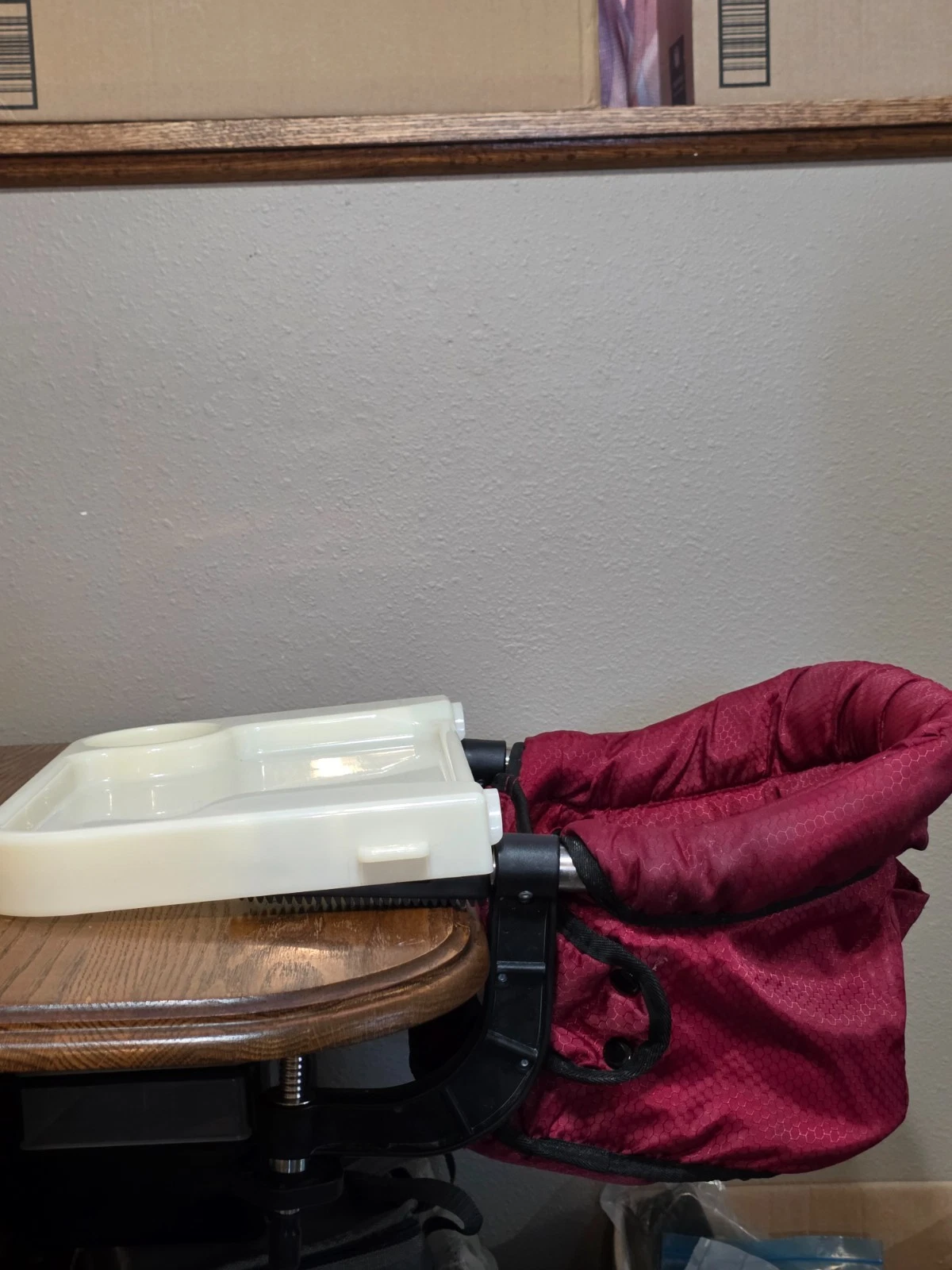 TOOGEL HOOK ON PORTABLE HIGH CHAIR AND TRAY
